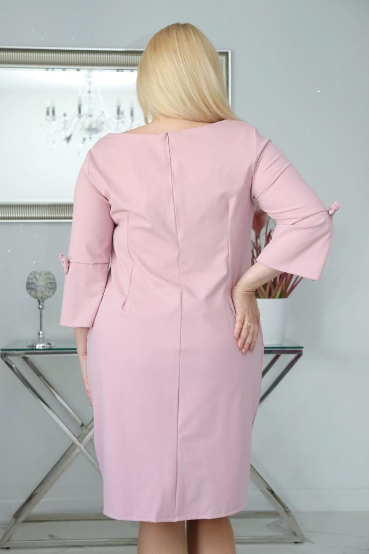 Sukienka Marisa pudełkowa z ozdobną broszką naturalna pudrowy róż PROMOCJA - obrazek 6