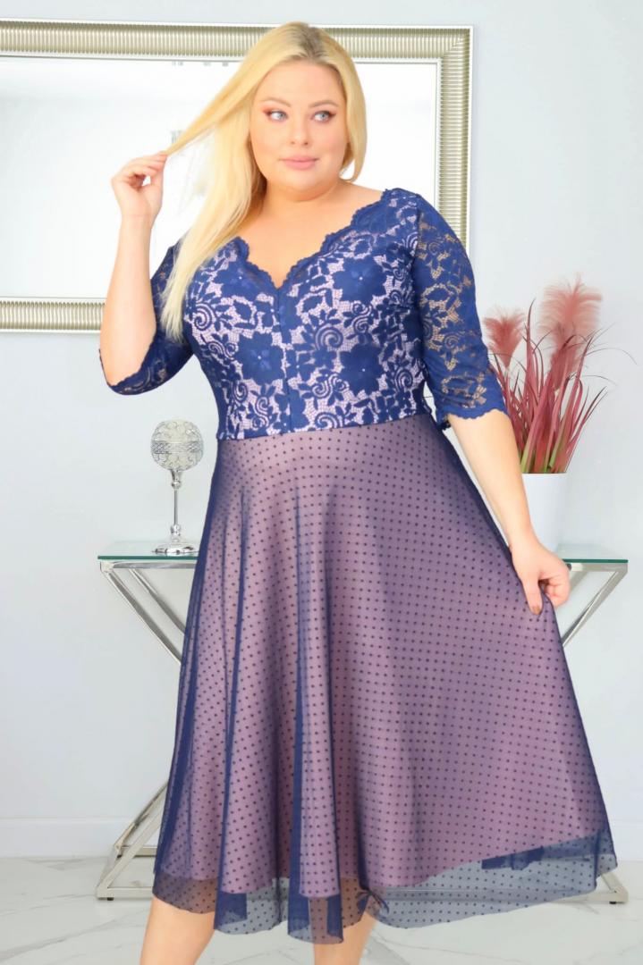 Sukienka rozkloszowana z elastycznej koronka i kloszem z tiulem w kropki. Granatowa z pudrowym różem. KOD S1085.