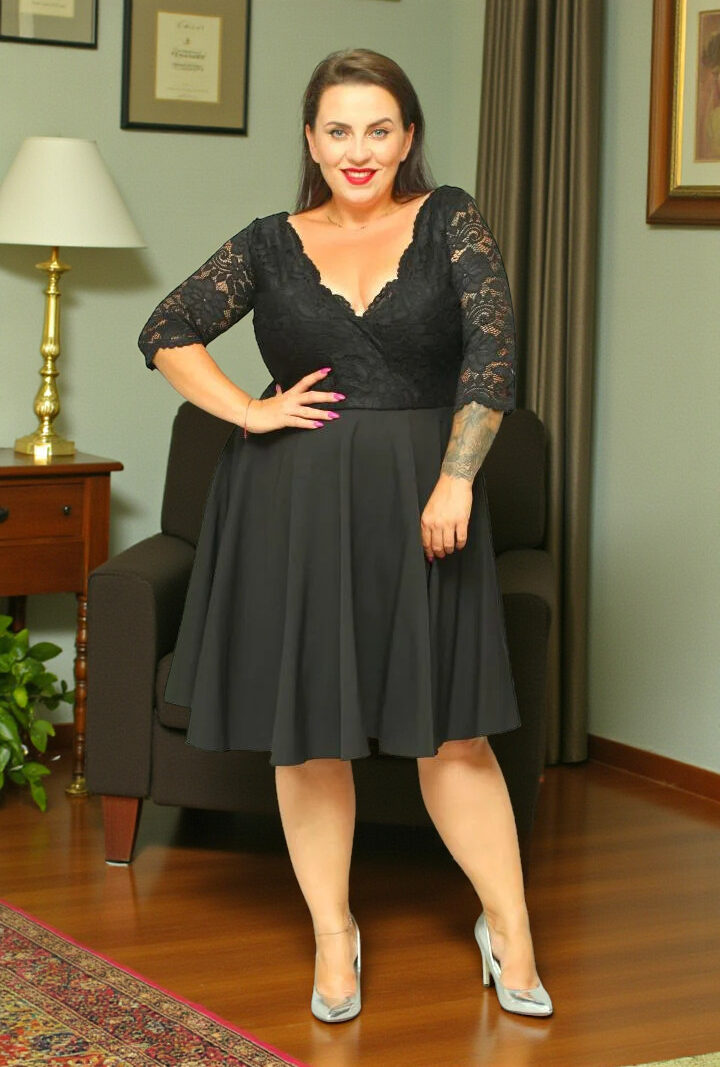 Sukienka Daniella rozkloszowana ekskluzywna kopertowy dekolt koronka czarna kwiatki