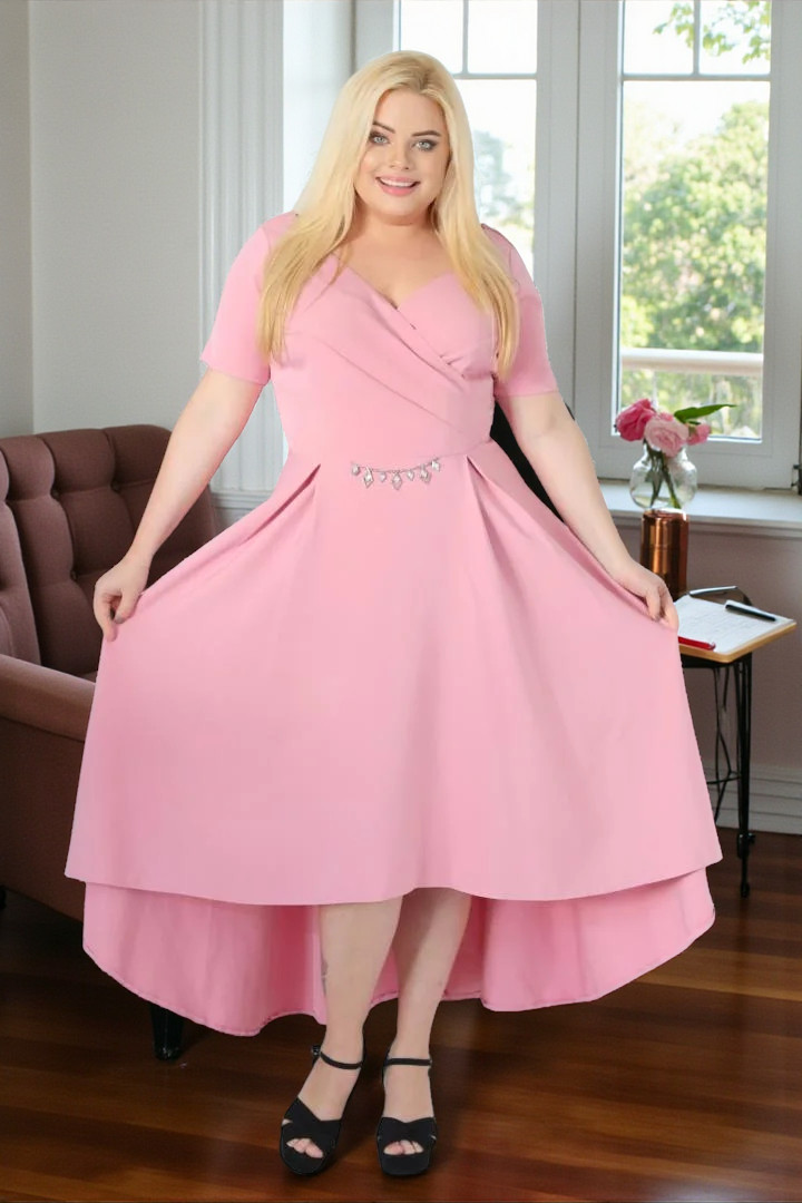 ? Modelująca sukienka kopertowa z biżuteryjnym pasem – Elegancja w rozmiarze 36-60. Wrzosowa. KOD S1097