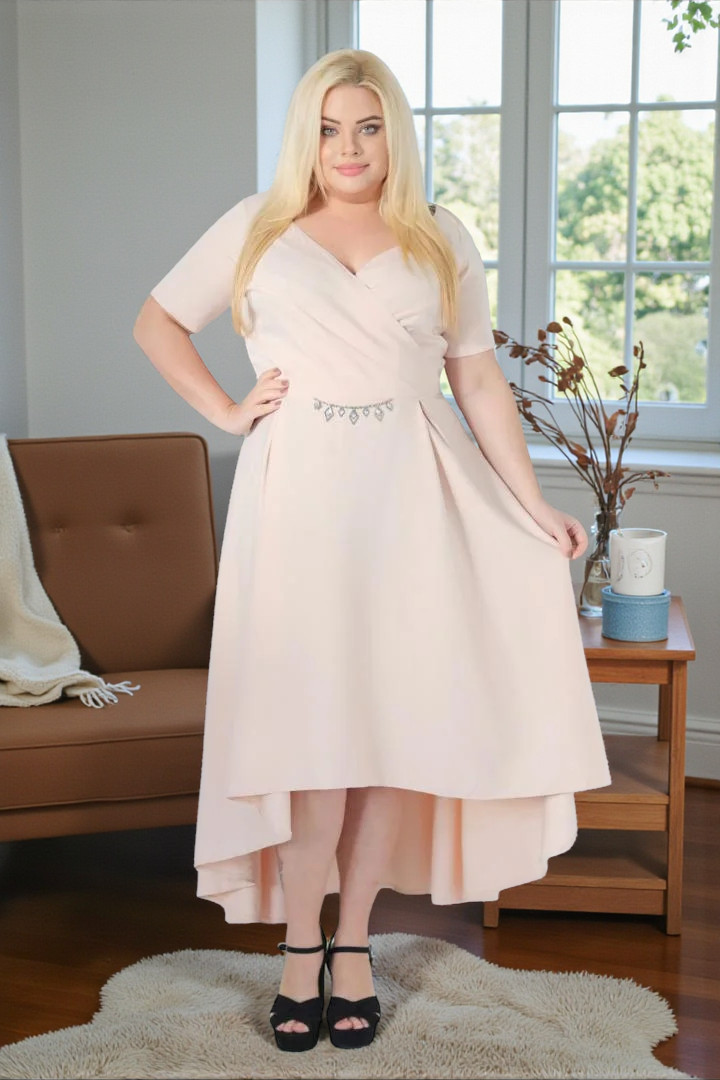 ? Modelująca sukienka kopertowa z biżuteryjnym pasem – Elegancja w rozmiarze 36-60. Nude. KOD S1097.