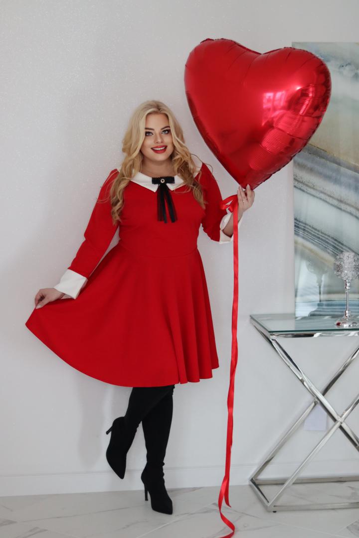 Sukienka Hermiona rozkloszowana z kołnierzykiem i przywieszką czerwona - obrazek 3
