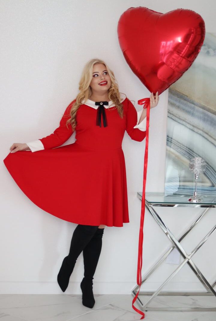 Sukienka Hermiona rozkloszowana z kołnierzykiem i przywieszką czerwona
