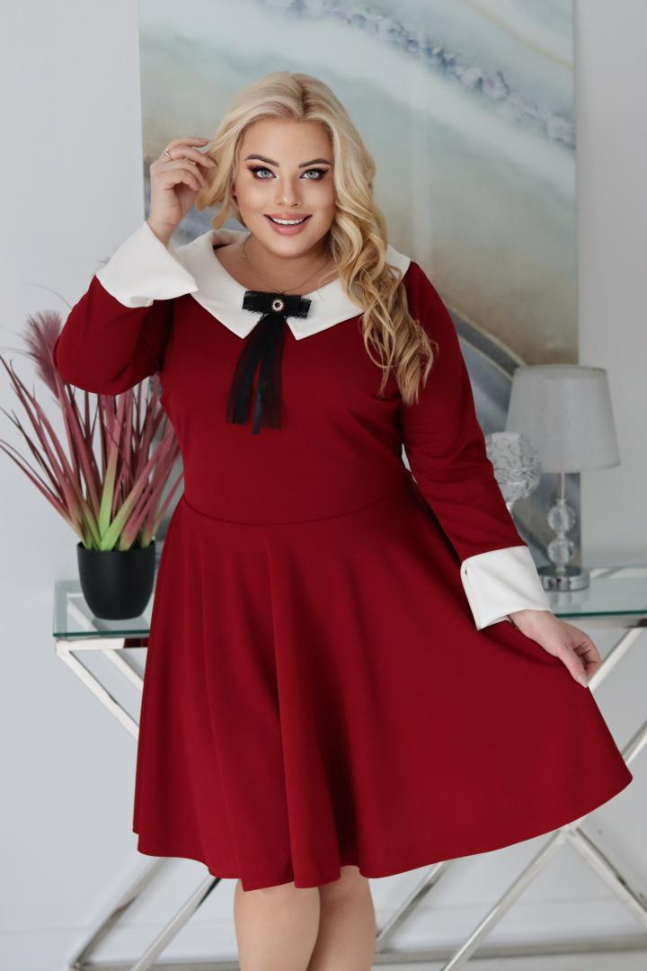 Sukienka Hermiona rozkloszowana z kołnierzykiem i przywieszką bordo