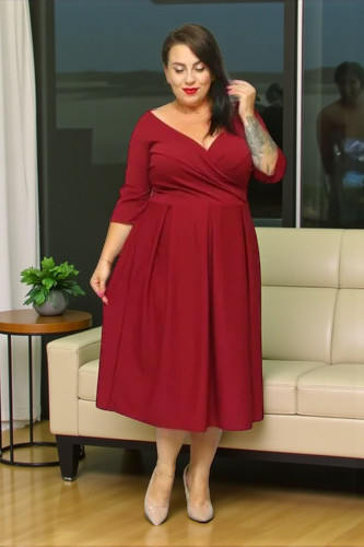 Sukienka Fernanda rozkloszowana z kontrafałdami i kopertowym dekoltem bordo gładka - obrazek 3