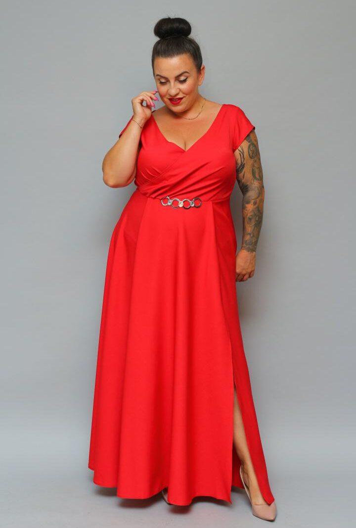 Sukienka wieczorowa Camilia – rozkloszowany krój, kopertowy dekolt, szykowna klamra. Zobacz film, który pokazuje, jak pięknie się układa! CZERWONA