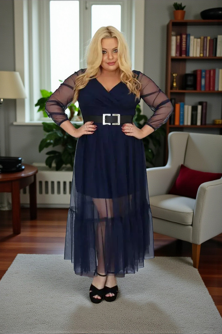 SEKRET LEKKIEJ ELEGANCJI: Sukienka z kopertowy dekoltem i romantyczną falbaną. Tiul granat. KOD S1094.