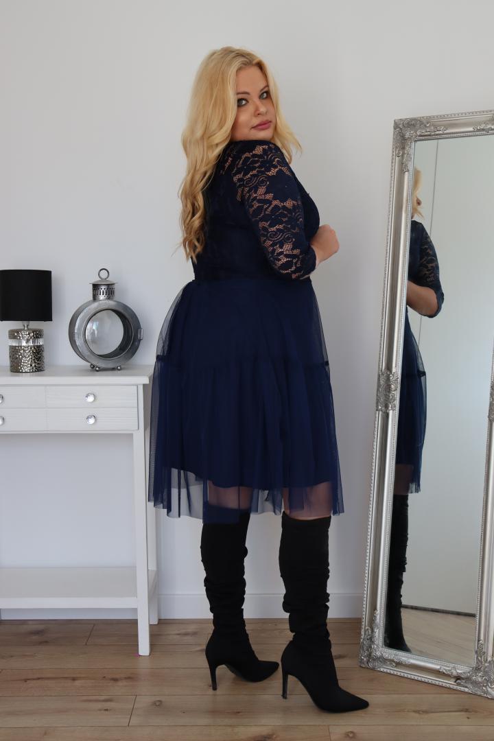 Sukienka Adriana rozkloszowana z tiulu z kopertowym dekoltem i koronkową górą granat - obrazek 4