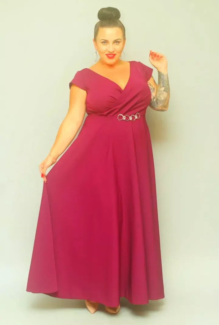 Sukienka wieczorowa Camilia – rozkloszowany krój, kopertowy dekolt, szykowna klamra. Zobacz film, który pokazuje, jak pięknie się układa! FUKSJA