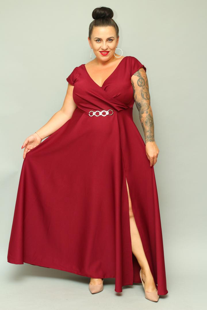 Sukienka wieczorowa Camilia – rozkloszowany krój, kopertowy dekolt, szykowna klamra. Zobacz film, który pokazuje, jak pięknie się układa! BORDOWA