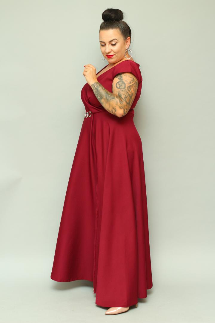 Sukienka wieczorowa Camilia – rozkloszowany krój, kopertowy dekolt, szykowna klamra. Zobacz film, który pokazuje, jak pięknie się układa! BORDOWA - obrazek 5