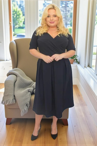 Sukienka Fernanda rozkloszowana z kontrafałdami i kopertowym dekoltem granat gładka - obrazek 3