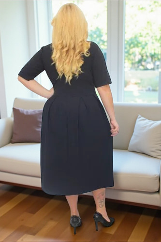 Sukienka Fernanda rozkloszowana z kontrafałdami i kopertowym dekoltem granat gładka - obrazek 4