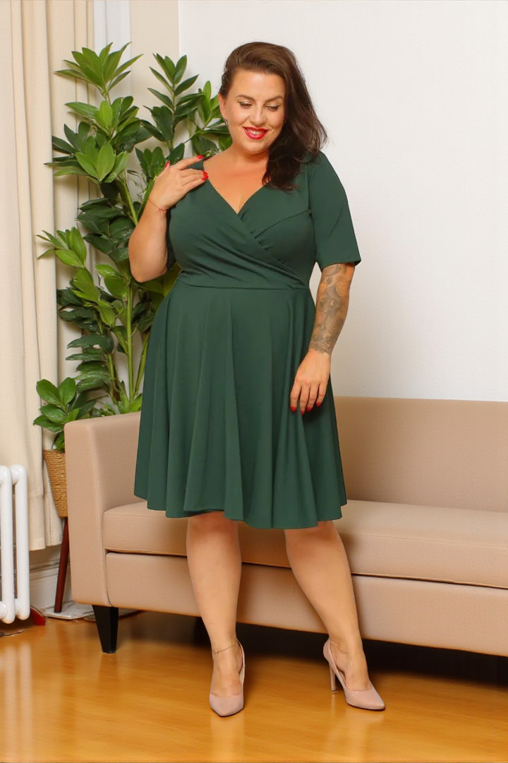 Sukienka Catalena rozkloszowana z kopertowym dekoltem butelkowa zieleń gładka - obrazek 3