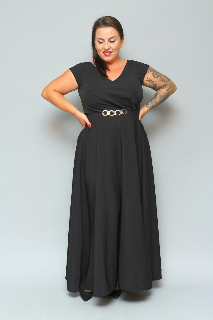 Sukienka wieczorowa Camilia – rozkloszowany krój, kopertowy dekolt, szykowna klamra. Zobacz film, który pokazuje, jak pięknie się układa! CZARNA