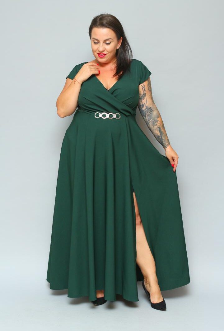 Sukienka wieczorowa Camilia – rozkloszowany krój, kopertowy dekolt, szykowna klamra. Zobacz film, który pokazuje, jak pięknie się układa! BUTELKOWA ZIELEŃ