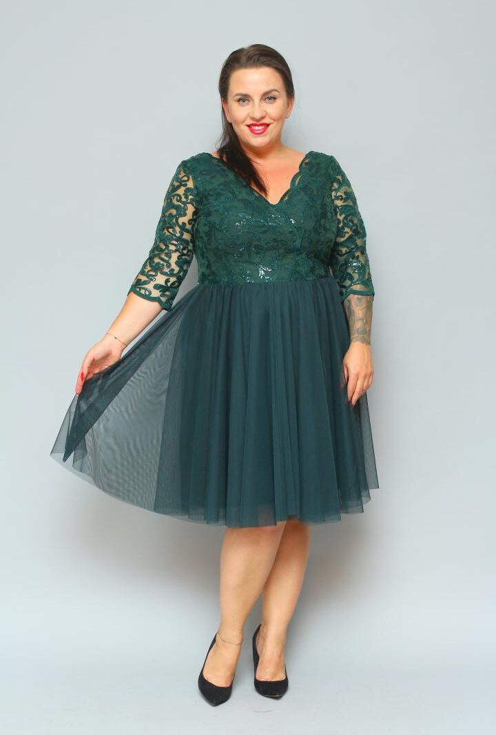 Sukienka Felima rozkloszowana z tiulu z kopertowym dekoltem EKSKLUZYWNA butelkowa zieleń cekiny listki WYPRZEDAŻ