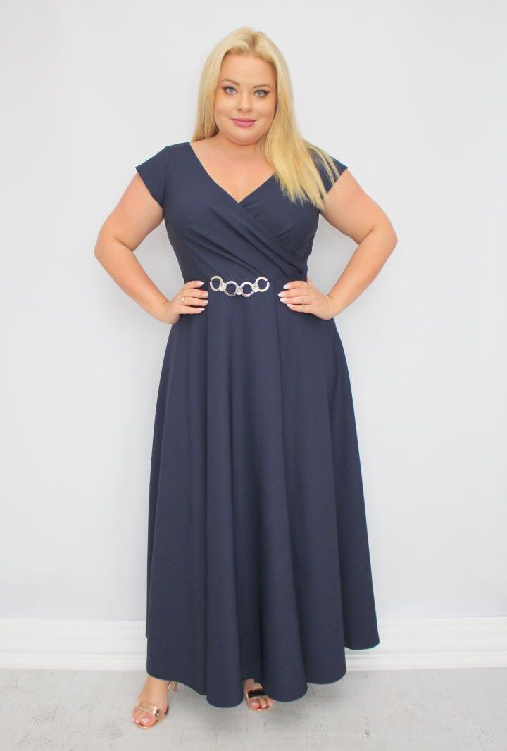 Sukienka wieczorowa Camilia – rozkloszowany krój, kopertowy dekolt, szykowna klamra. Zobacz film, który pokazuje, jak pięknie się układa! GRANATOWA