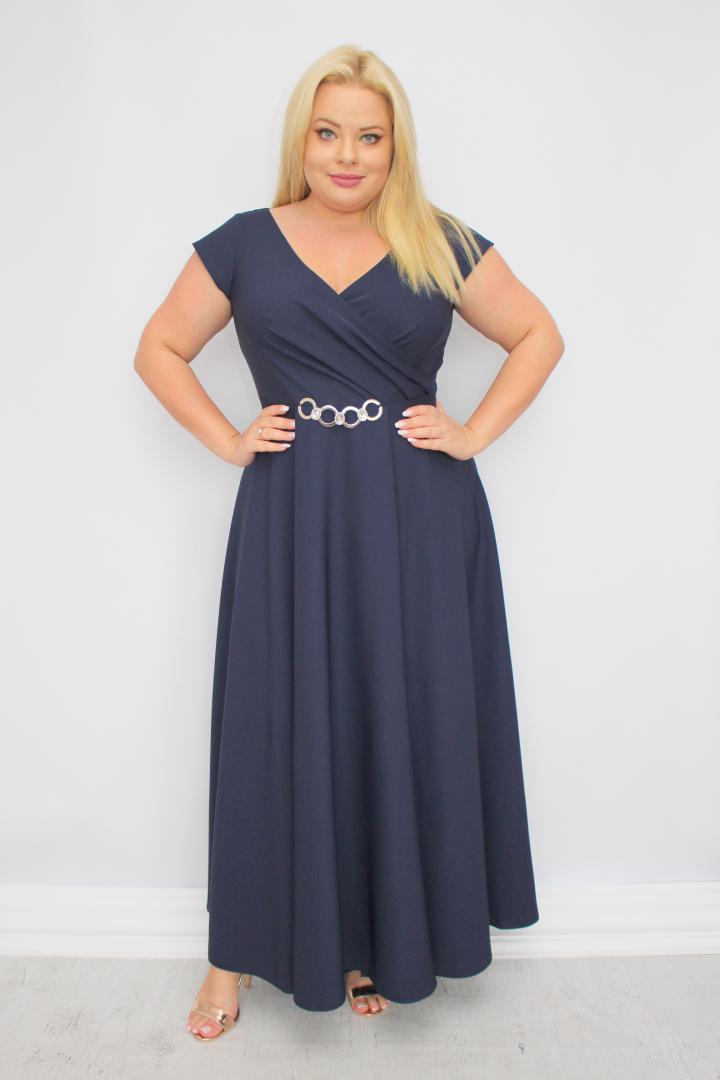 Sukienka wieczorowa Camilia – rozkloszowany krój, kopertowy dekolt, szykowna klamra. Zobacz film, który pokazuje, jak pięknie się układa! GRANATOWA
