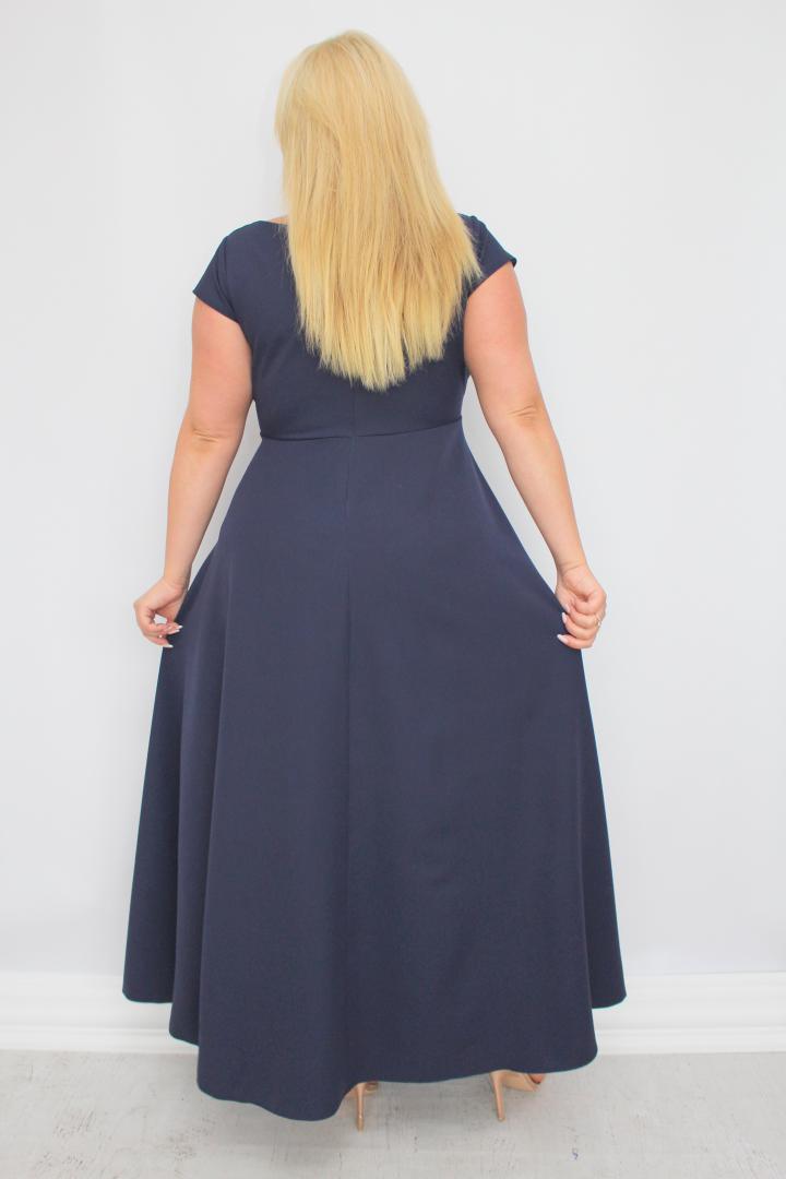 Sukienka wieczorowa Camilia – rozkloszowany krój, kopertowy dekolt, szykowna klamra. Zobacz film, który pokazuje, jak pięknie się układa! GRANATOWA - obrazek 5