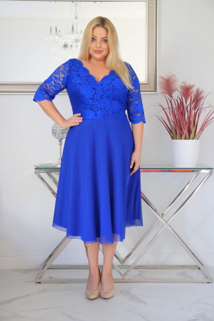 Sukienka rozkloszowana z elastycznej koronki i kloszem z tiulem w kropki. Chabrowa. KOD S1085.