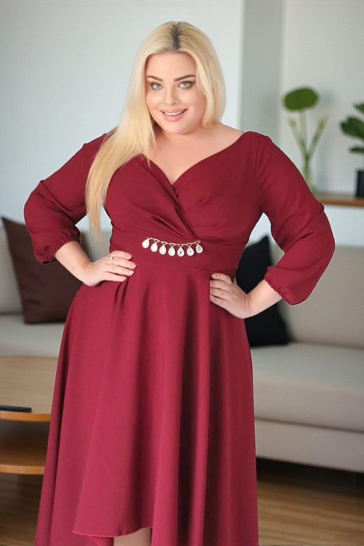 Sukienka szyfonowa Etna: efekt WOW! Asymetryczny dół i talia ozdobiona biżuterią. Bordowa. - obrazek 3