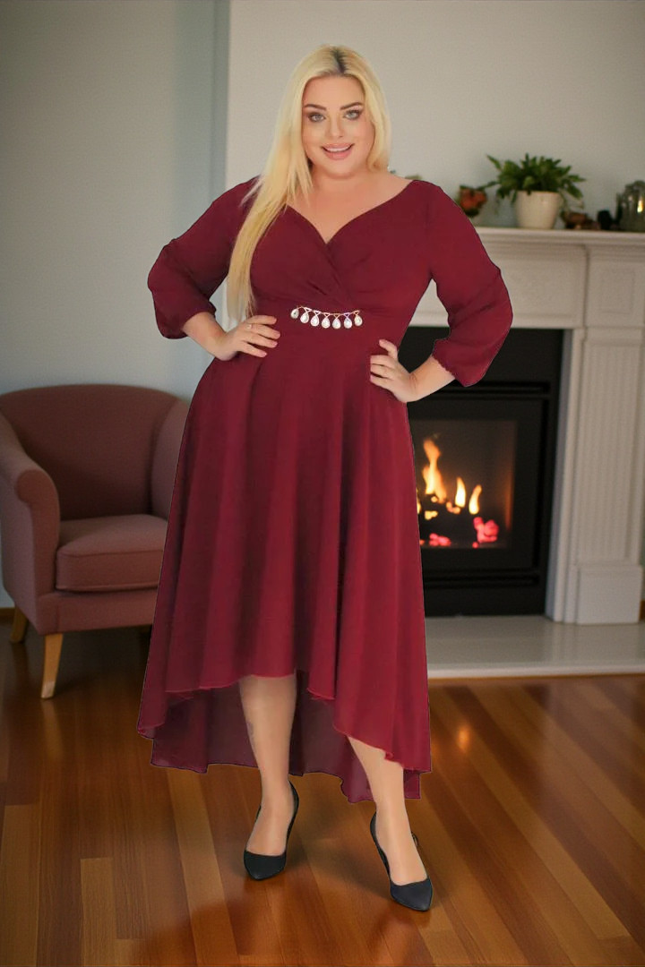 Sukienka szyfonowa Etna: efekt WOW! Asymetryczny dół i talia ozdobiona biżuterią. Bordowa. - obrazek 4