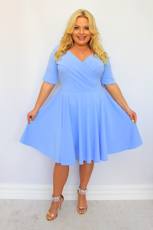 Sukienka klasyczna rozkloszowana z kopertowym dekoltem błękitna gładka. A002 MEGA WYPRZEDAŻ!