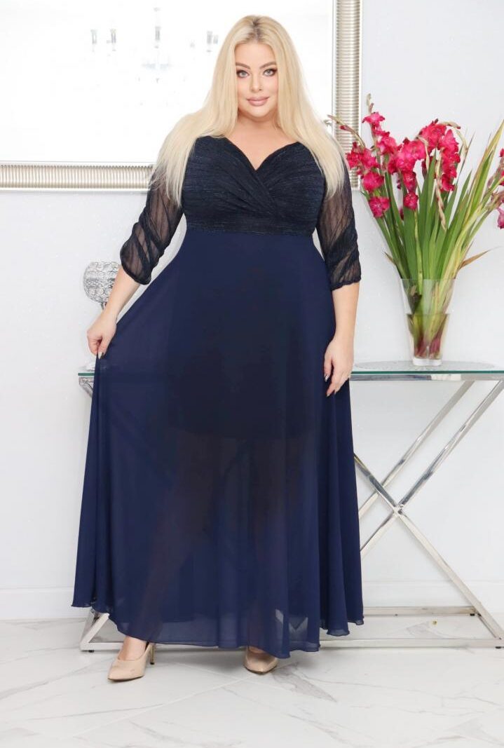 Sukienka Lozana łączy piękno tiulu z wygodą kopertowego dekoltu. Lekka, stylowa, szyfonowy dół. Granatowa.