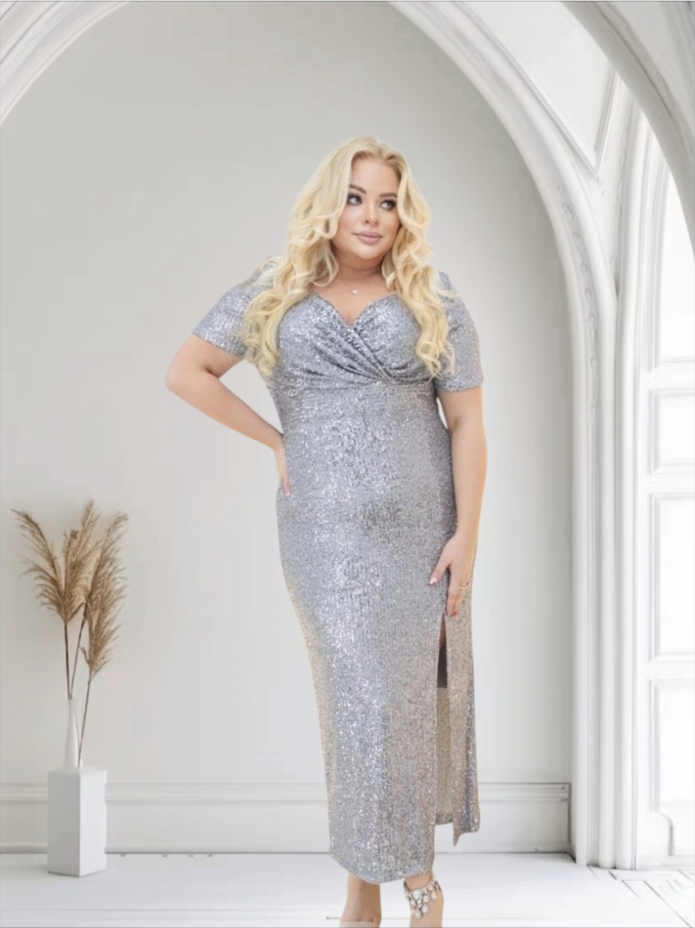 Sukienka Golden maxi ołówkowa cekinowa kopertowy dekolt CEKINY srebrna - obrazek 3