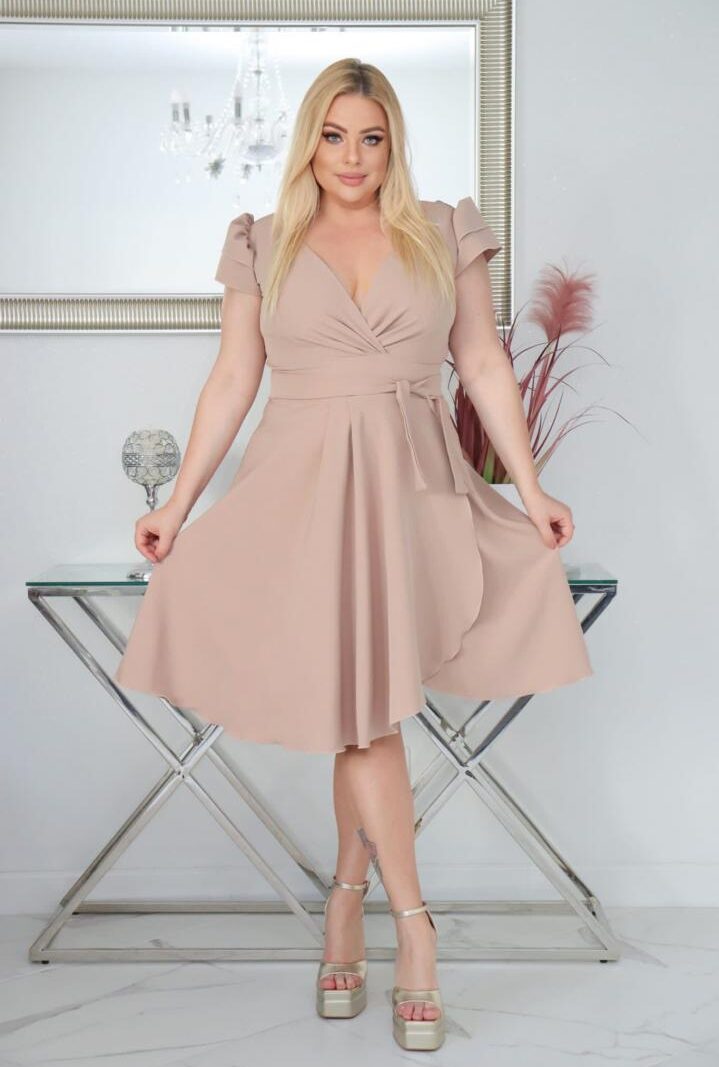 Zefra: Kreacja, w której czujesz się pewnie. Piękny dekolt, który przyciąga spojrzenia! NUDE