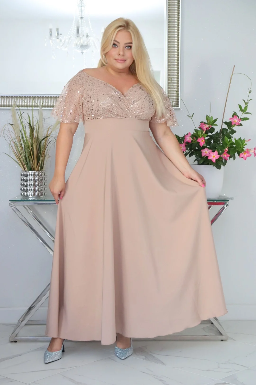 Sukienka Arwena - elegancja, która olśniewa. Kwintesencja wieczorowego blasku! ZŁOTA