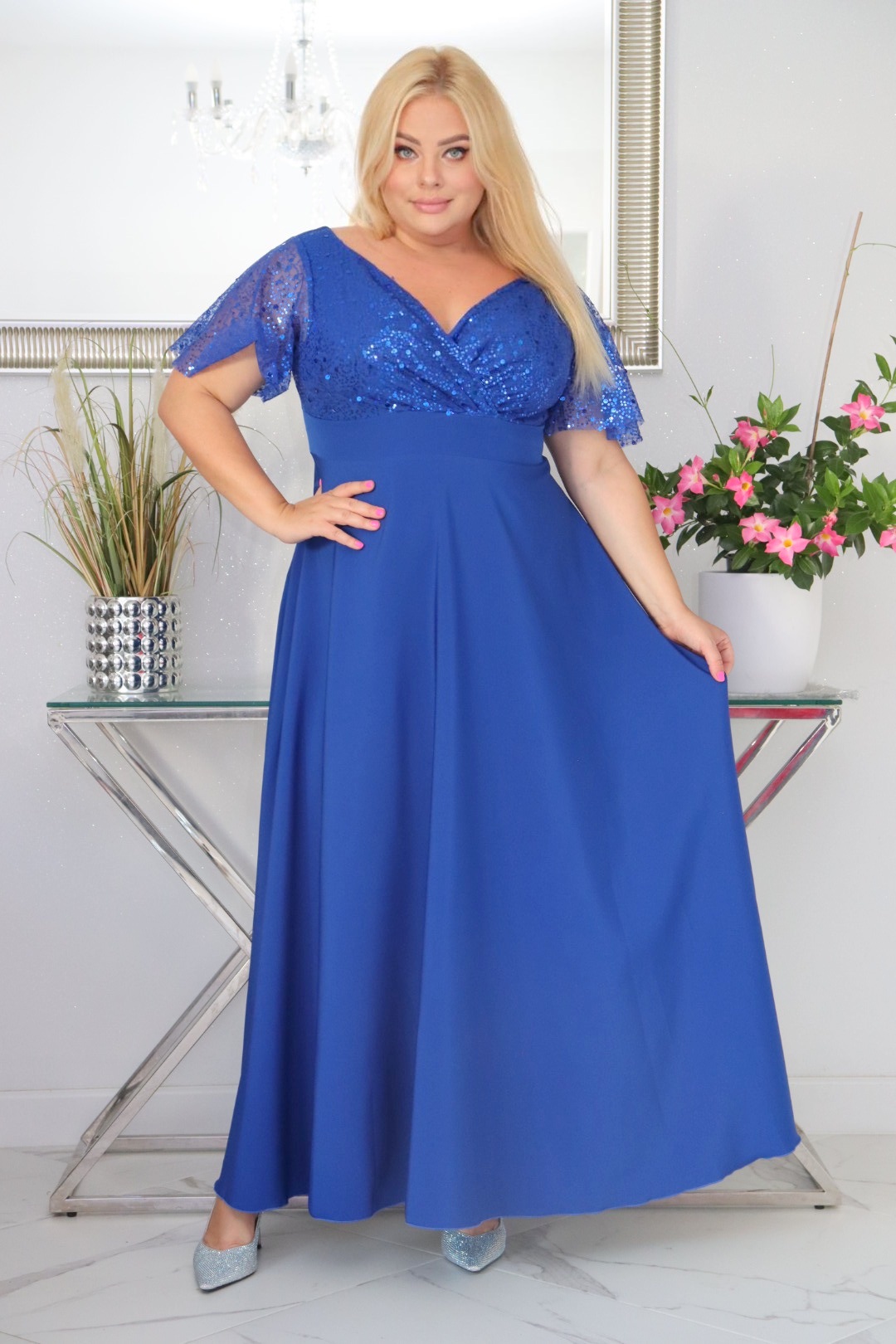 Sukienka Arwena rozkloszowana cekinowa kopertowy dekolt chabrowa - obrazek 3