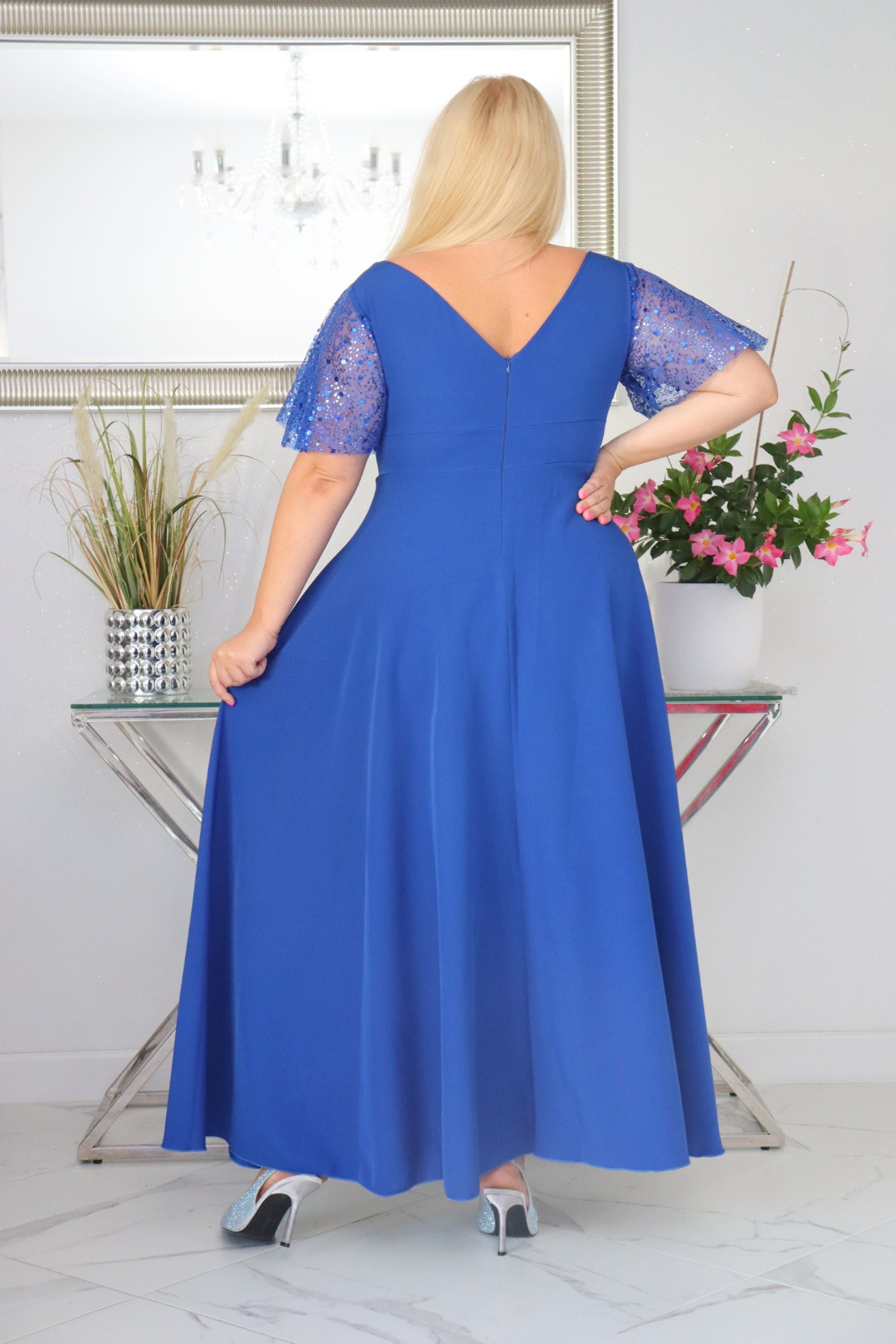 Sukienka Arwena rozkloszowana cekinowa kopertowy dekolt chabrowa - obrazek 5