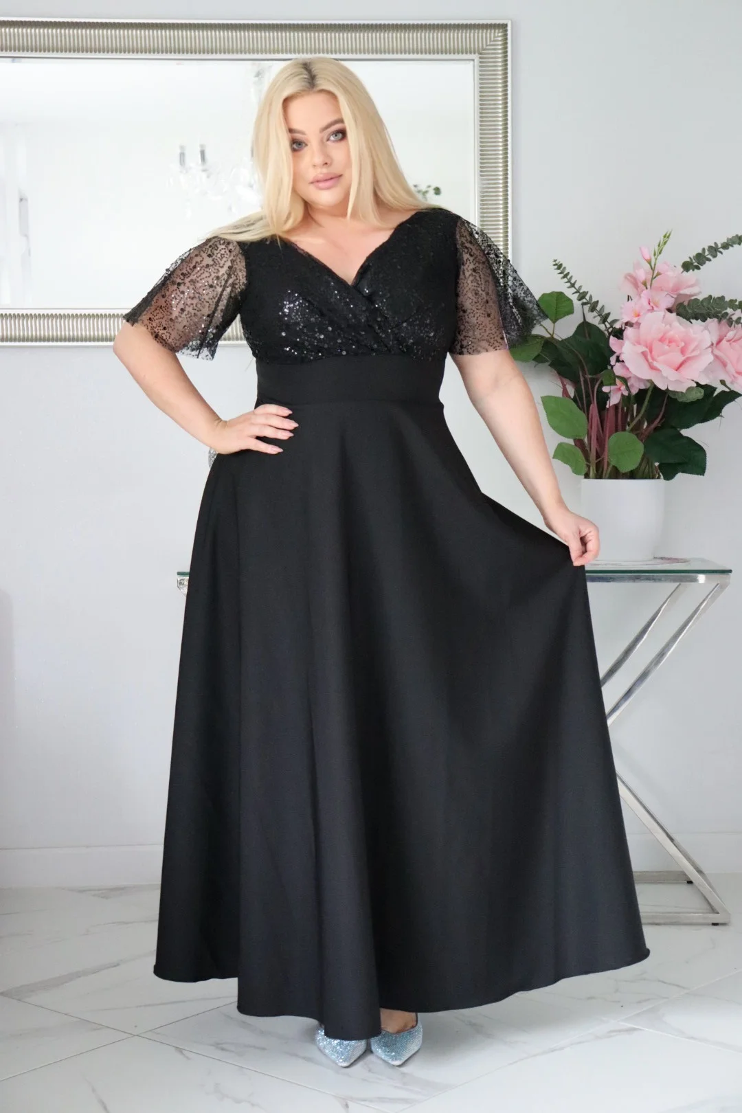 Sukienka - elegancja, która olśniewa. Kwintesencja wieczorowego blasku! Czarna . KOD S1062.