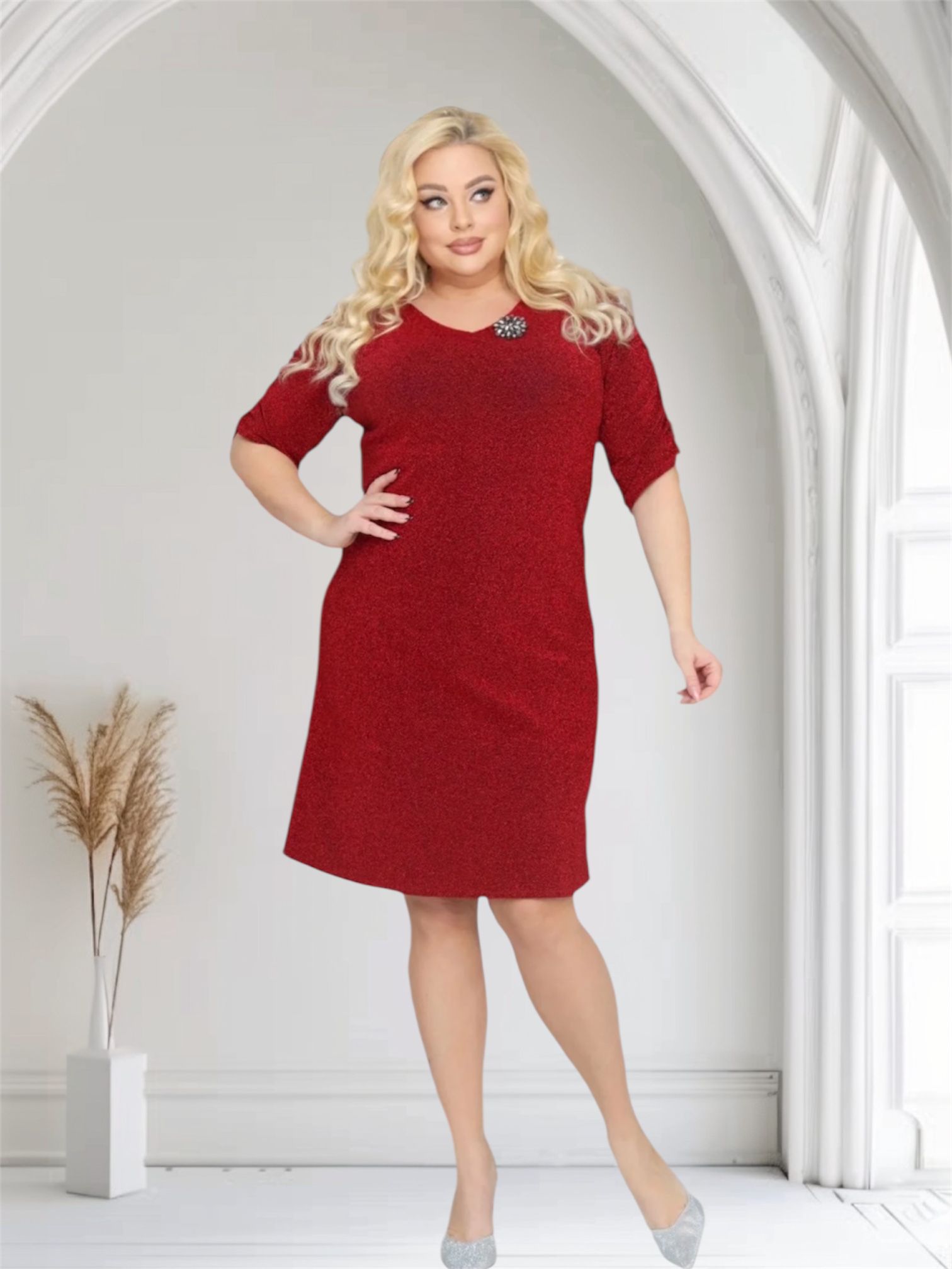 Sukienka z dzianiny brilliance w zestawie z broszką. Czerwona. KOD S1055.