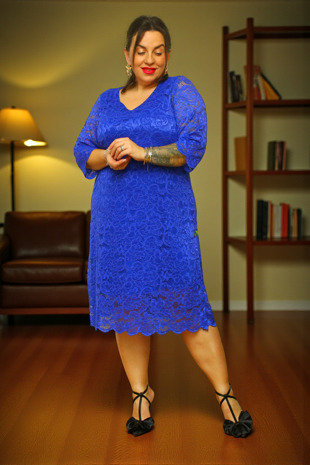 Sukienka Manola trapezowa koronkowa chabrowa - obrazek 3