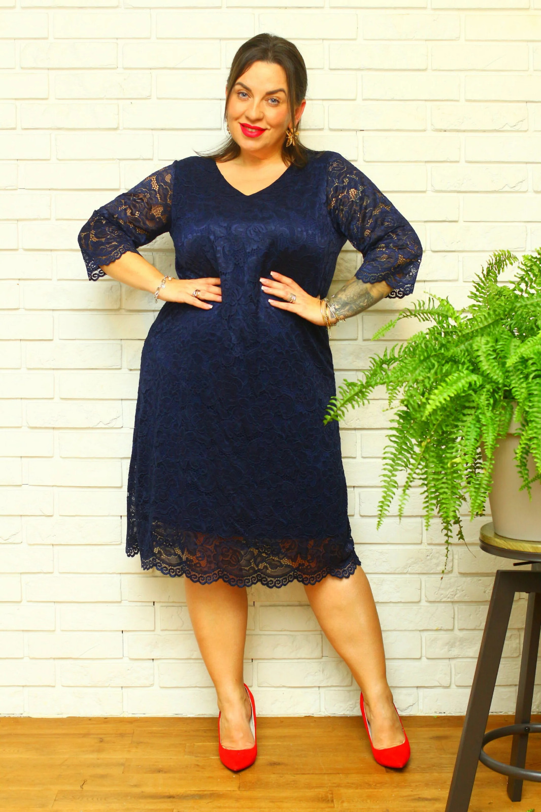 Sukienka Manola trapezowa koronkowa granatowa