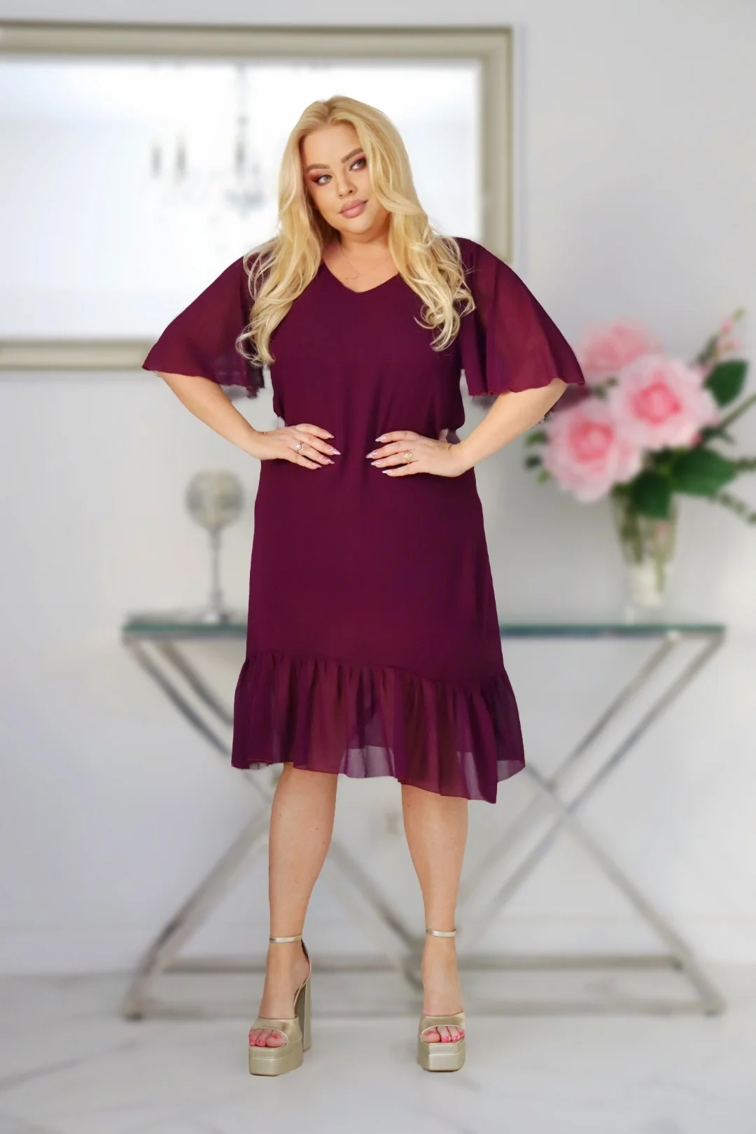 Sukienka Multi-Occasion: Elegancja z falbaną, którą pokochają Twoje Klientki. BURGUND. KOD S1026