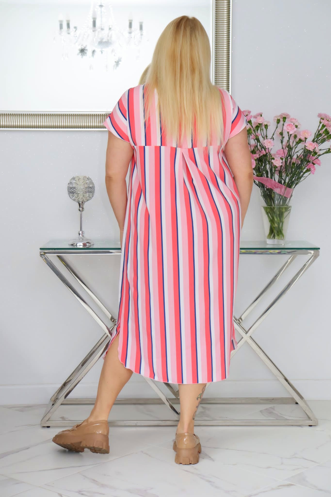 Sukienka Kloe klasyczna niezwykle wygodna i szykowna różowe paski - obrazek 3
