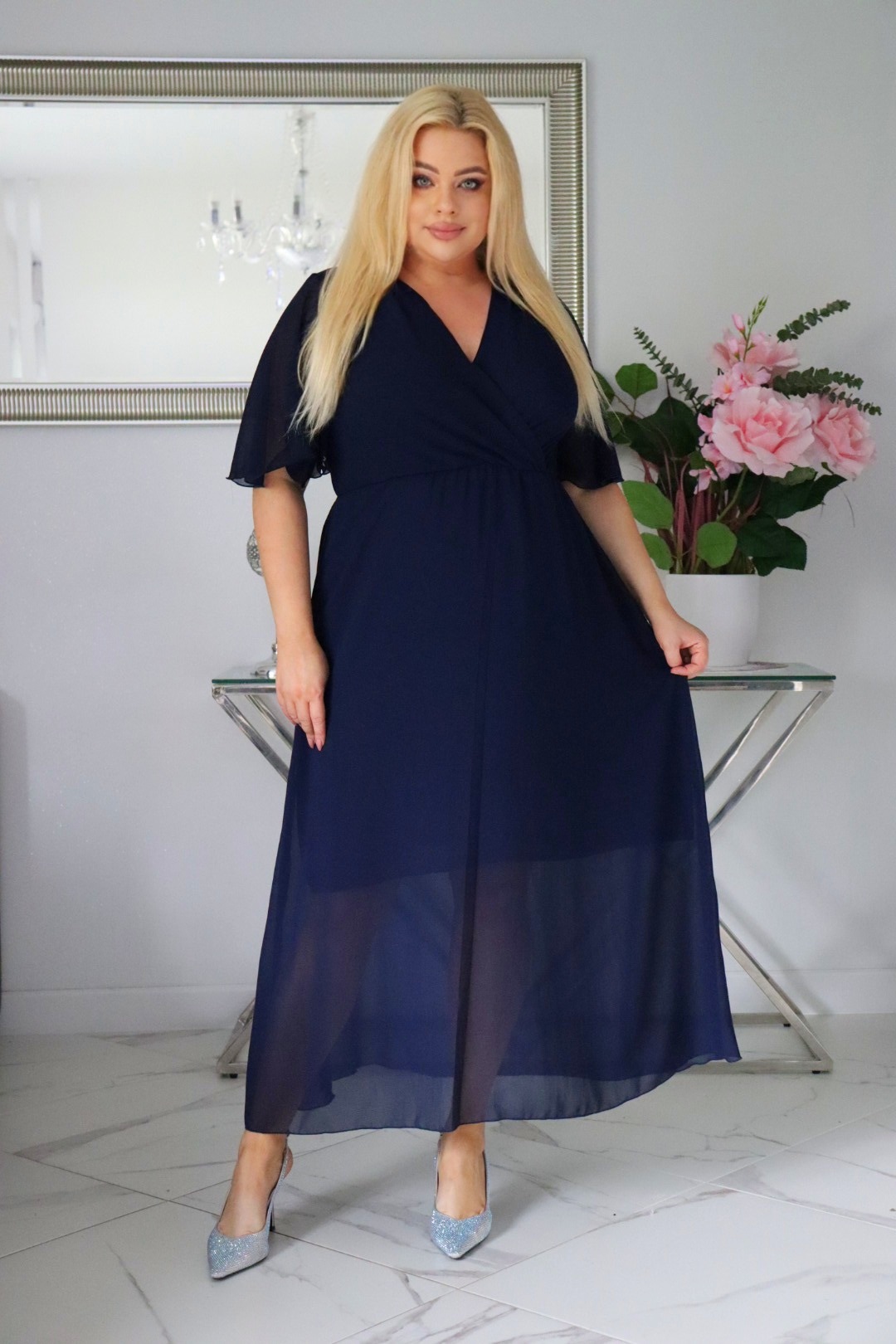 Sukienka MAXI trapezowa V-neck. Granatowa szyfonowa. KOD S1018.