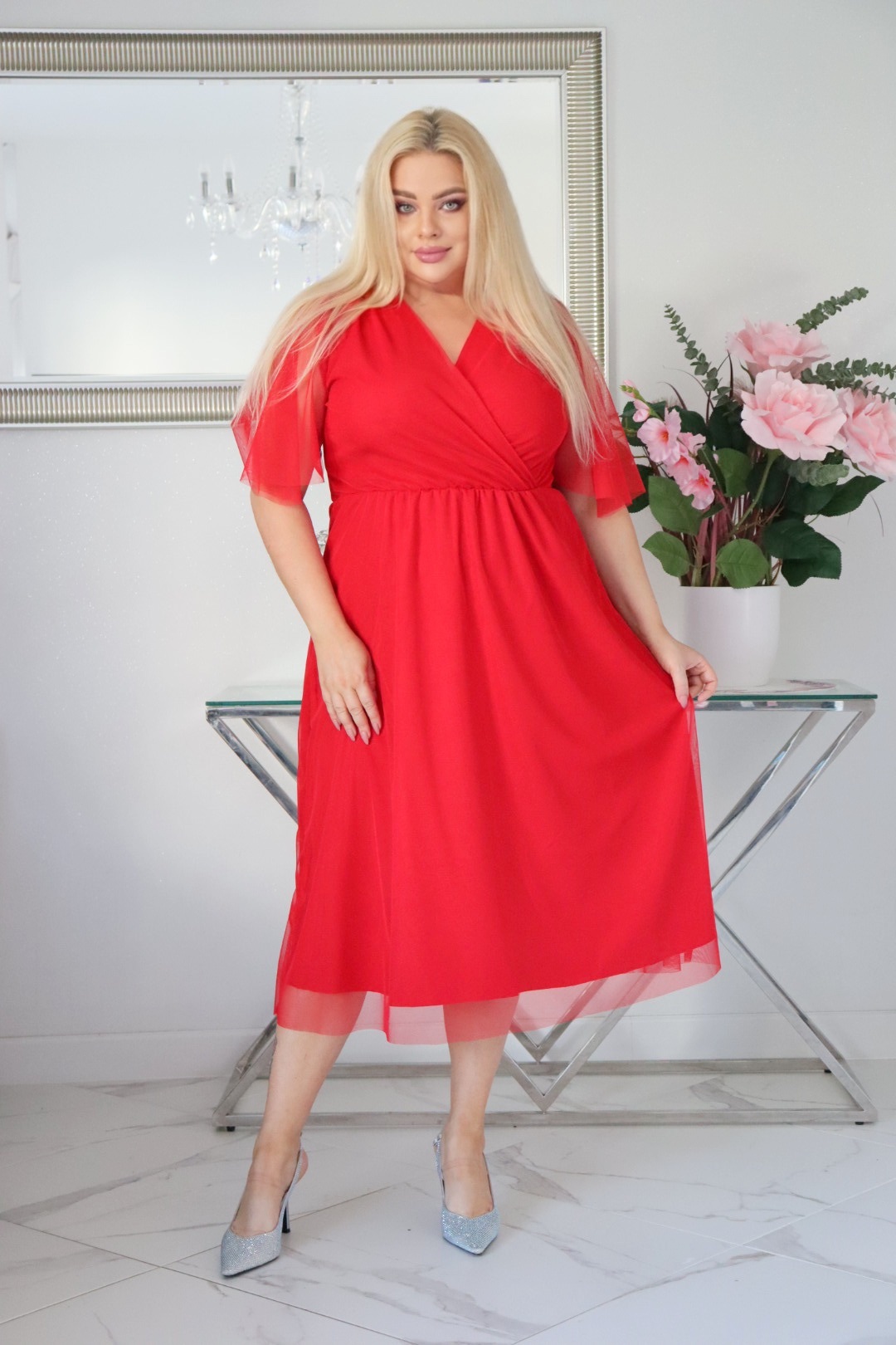 Sukienka z elastyczną talią i tiulowym wykończeniem V-neck. CZERWONA. KOD S1020