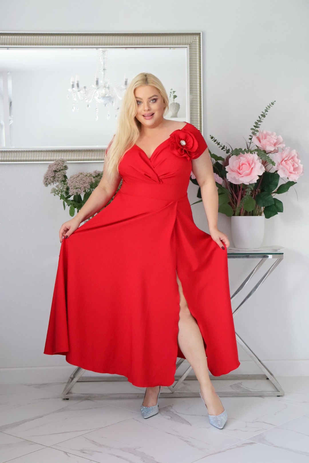 Sukienka z wyjątkowym ręcznie szytym kwiatem i cyrkoniową ozdobą! CZERWONA. KOD S1016