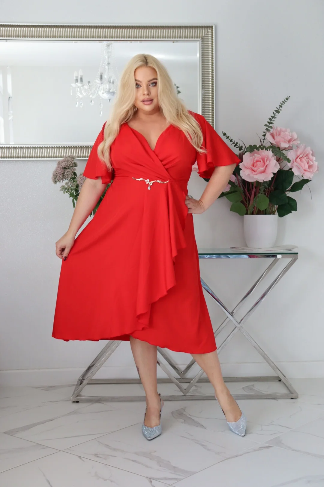 Sukienka z biżuteryjną klamrą – natychmiastowy Look Premium! Czerwona. KOD S1013