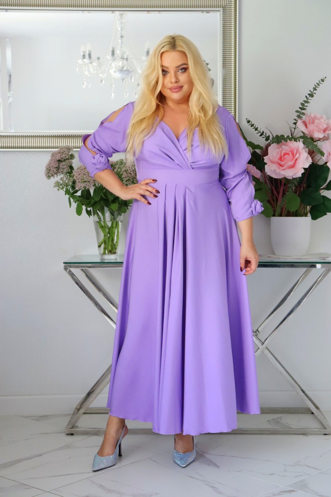 Sukienka rozkloszowana Glamour z kopertowym dekoltem i różami 3D.LILIOWA. KOD S1012