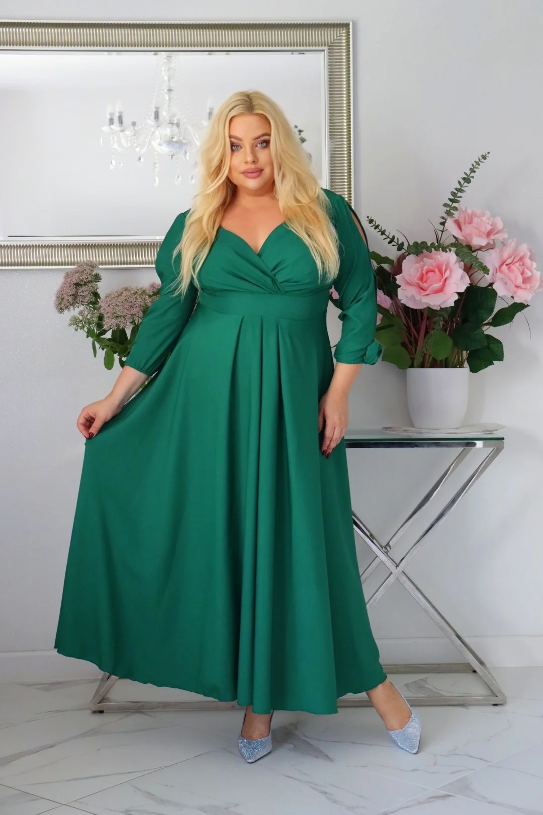 Sukienka rozkloszowana Glamour z kopertowym dekoltem i różami 3D. Butelkowa zieleń. KOD S1012