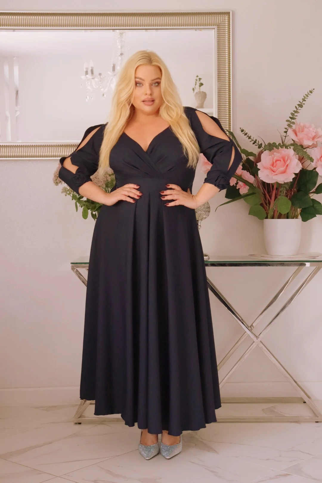 Sukienka rozkloszowana Glamour z kopertowym dekoltem i różami 3D. CZARNA. KOD S1012