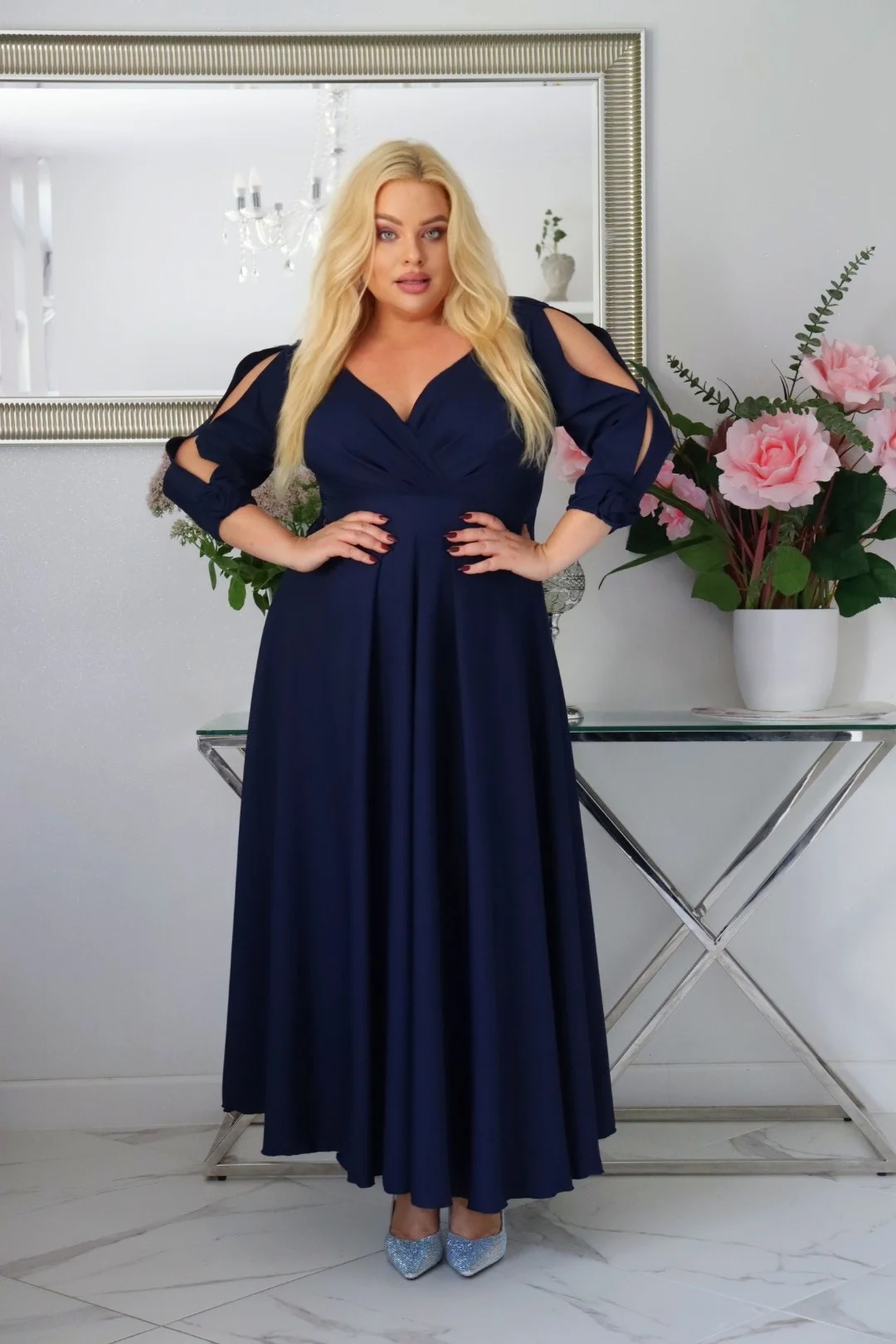 Sukienka rozkloszowana Glamour z kopertowym dekoltem i różami 3D. GRANATOWA. KOD S1012