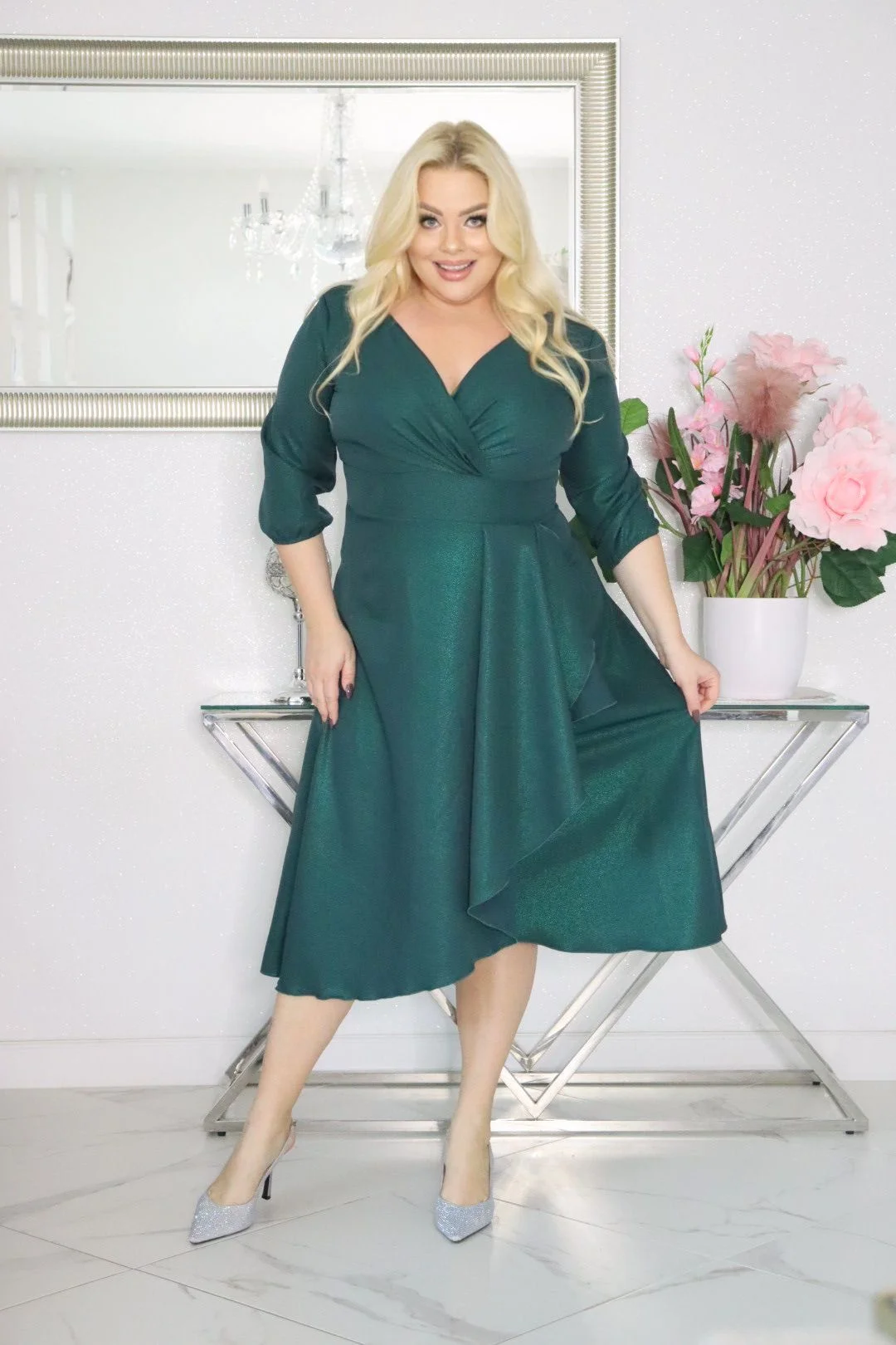 Elegancka z materiału "Shine Premium Glow", krój V-neck. Szmaragdowa zieleń. KOD S1008.