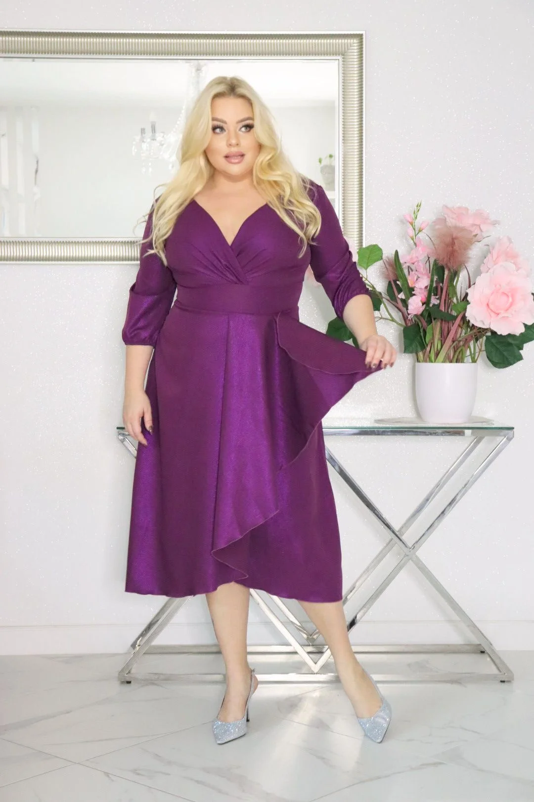 Elegancka z materiału "Shine Premium Glow", krój V-neck. Fioletowa. KOD S1008.